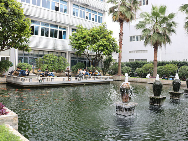 東莞潤(rùn)東方環(huán)保空調(diào)公司銷售部戶外休息區(qū)